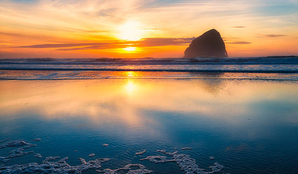 wybrzeże stanu oregon pokojowe miasto słońca - cape kiwanda state park zdjęcia i obrazy z banku zdjęć