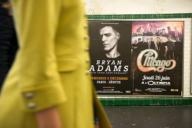 concerts de bryan adams et de chicago à paris - pub metro paris photos et images de collection