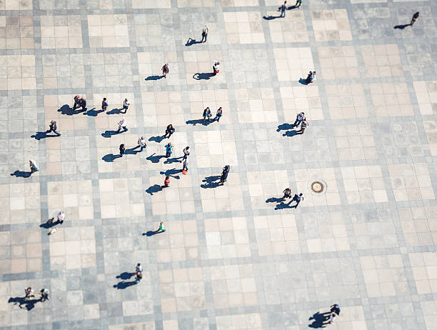 人々徒歩でのスクエア - tourist day prague crowd ストックフォトと画像