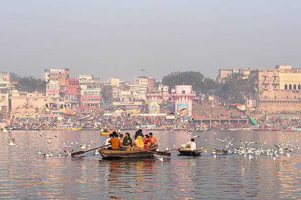 ヒンズー教の巡礼者のボートは、ガンジス川、ヴァラナシ,インド - varanasi indian culture nautical vessel ganges river ストックフォトと画像