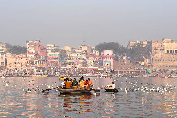 힌두교식 pilgrims on 배죠 있는 갠지스 강, 바라나시, 인도 - varanasi indian culture nautical vessel ganges river 뉴스 사진 이미지