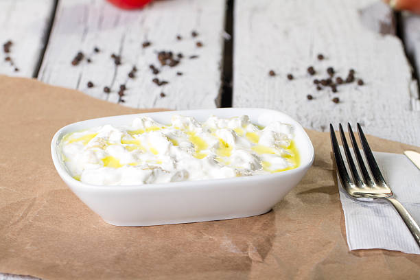 haydari aperitivo turco tradizionale, yogurt e tagliato (kuru cacik) - light vegetarian food garlic spice foto e immagini stock