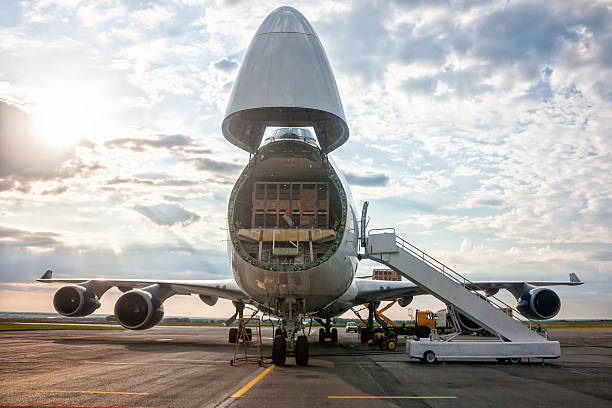 déchargement avion avion-cargo - airport airplane freight transportation transportation photos et images de collection