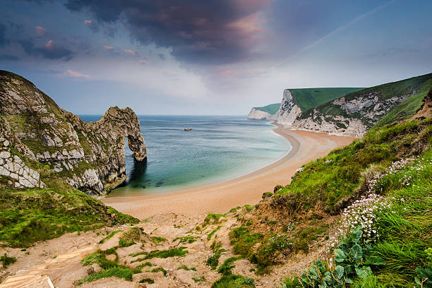 vista panoramica sulla spiaggia con durdle porta simbolo - jurassic coast world heritage site immagine foto e immagini stock