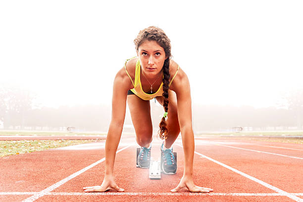 athlète dans les starting-blocks - beautiful caucasian teenager running photos et images de collection