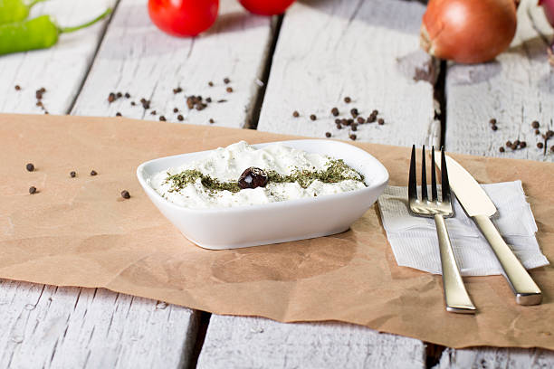 haydari turco tradicional de aperitivos, yogur y pepino (kuru cacik) - mayo mayonnaise salad plate fotografías e imágenes de stock