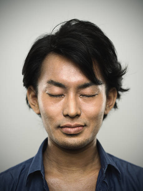 の肖像若い日本人男性の目に閉鎖いたします。 - 目を閉じた ストックフォトと画像