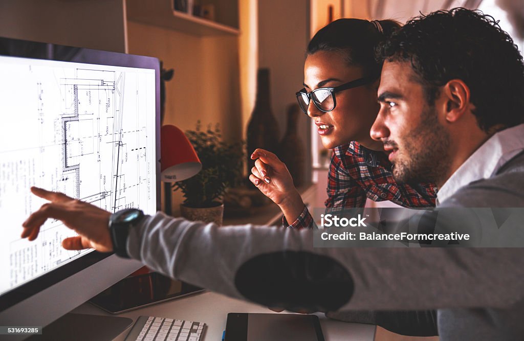 Los diseñadores trabajando en su hogar - Foto de stock de Arquitecto libre de derechos