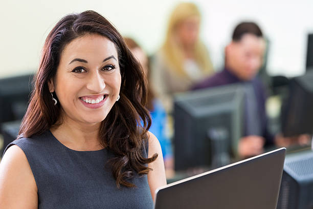 jovem hispânico mulher de negócios usando o computador no trabalho curso de formação - mature student learning training computer imagens e fotografias de stock