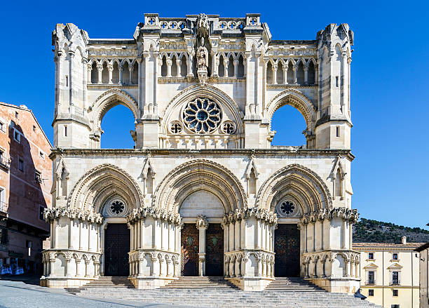 vue de la cathédrale gothique de cuenca - cuenca province photos et images de collection