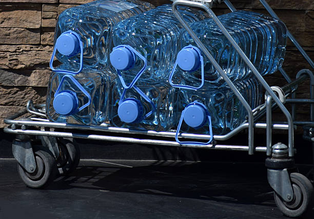 garrafas de água em um carrinho de compras - brand named water imagens e fotografias de stock