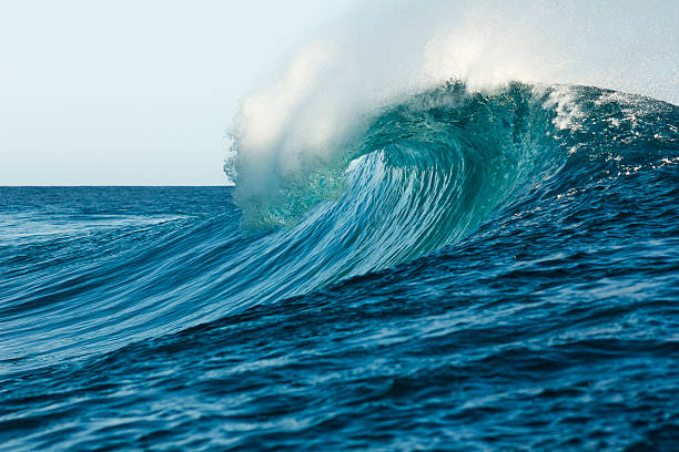 tubo de ondas na praia teahupoo em formação - tide sea breaking water imagens e fotografias de stock