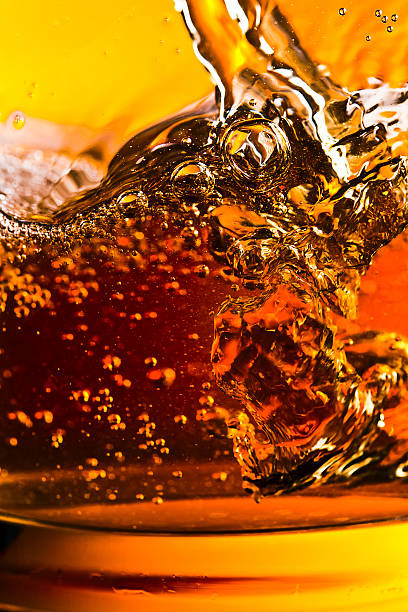 dettaglio di una bevanda alcolica - swirl beer foto e immagini stock