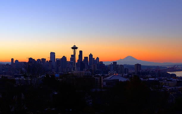 シアトルの夜明け - seattle skyline mt rainier space needle ストックフォトと画像