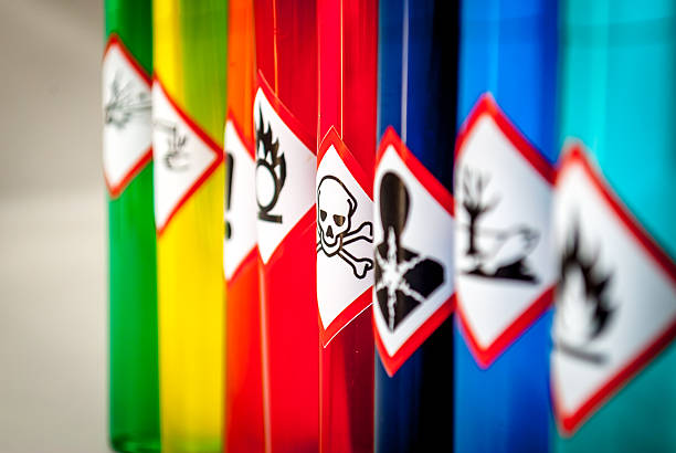 pictogrammes produits chimiques toxiques attention danger - toxic substance photos et images de collection