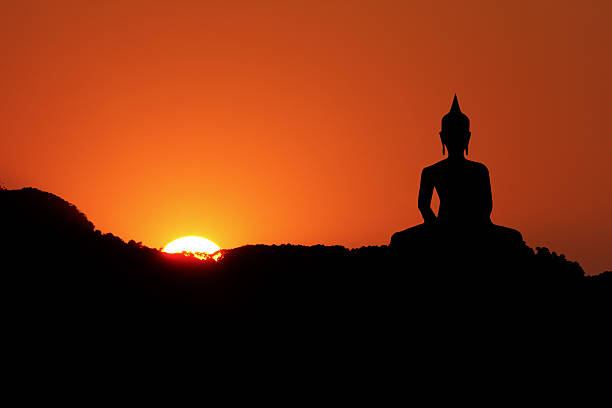 sonnenuntergang und buddha iamge - contemplation sunset eternity thinking stock-fotos und bilder