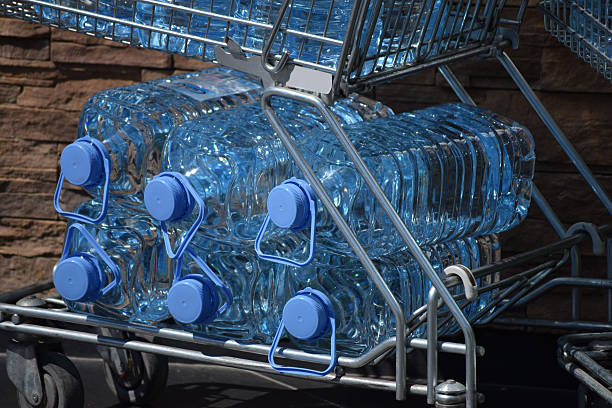 garrafas de água em um carrinho de compras - brand named water imagens e fotografias de stock