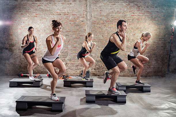 pessoas no treino desportivo - aerobics imagens e fotografias de stock