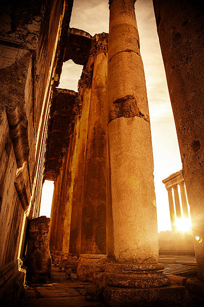 templo de júpiter baalbek, líbano - baalbek imagens e fotografias de stock