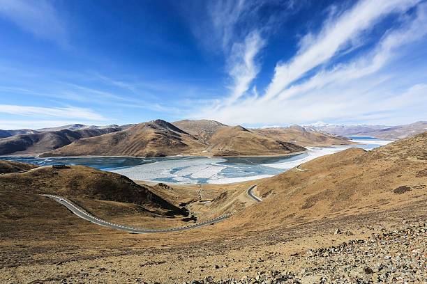 チベットの雪を頂いた山々、氷河湖 - acute mountain sickness ストックフォトと画像