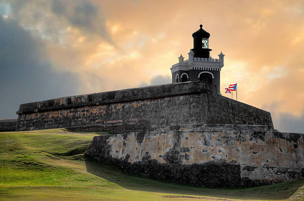 엘 모로 선셋 포트 - castillo de san cristobal 뉴스 사진 이미지