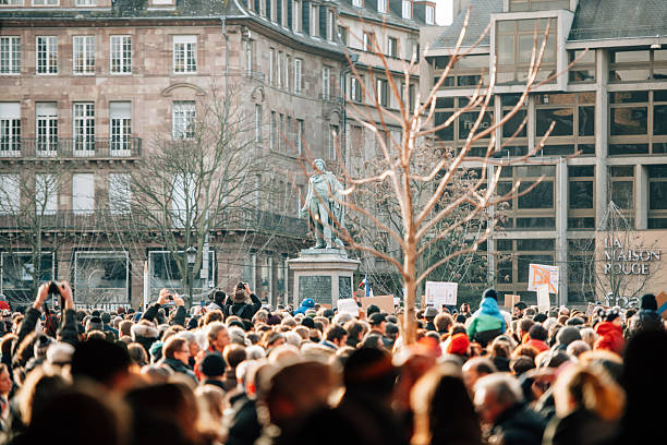 masa de la unidad de rally celebrará en estrasburgo terroristas a raíz de las recientes - newspaper france photography horizontal fotografías e imágenes de stock