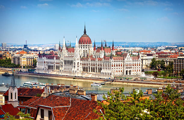 ungarisches parlamentsgebäude tag ansicht von der castle hill - budapest stock-fotos und bilder