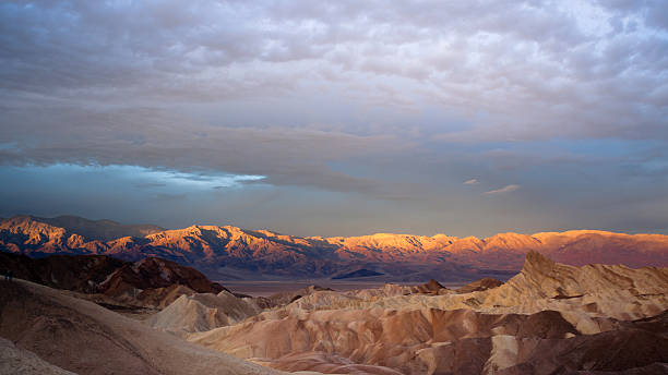 montagna alba badlands amargosa zabriske della valle della morte - panoramic california mountain range southwest usa foto e immagini stock