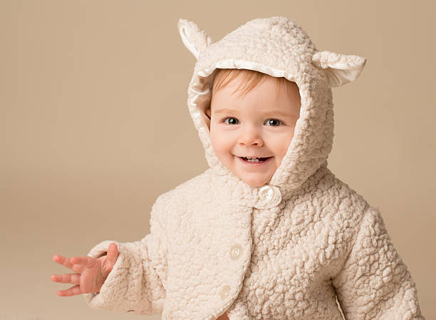 niño vestido como cordero - disfraz de cordero fotografías e imágenes de stock