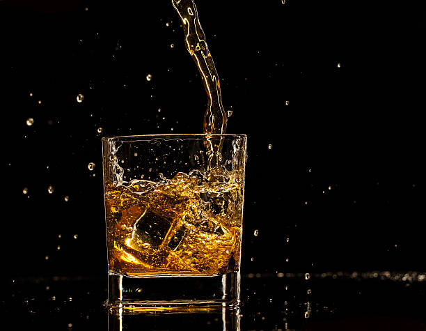 schizzare whiskey - whisky alcohol pouring glass foto e immagini stock