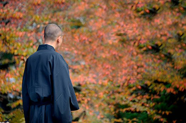 monk at temple - 興福寺 奈良 個照片及圖片檔