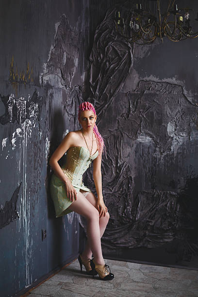 freaky joven mujer modelo usando corsé - corset gothic style fetish wear women fotografías e imágenes de stock