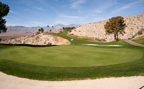 サンドのバンカーゴルフコースパームスプリングス砂漠の山々垂直 - lawn desert golf california ストックフォトと画像