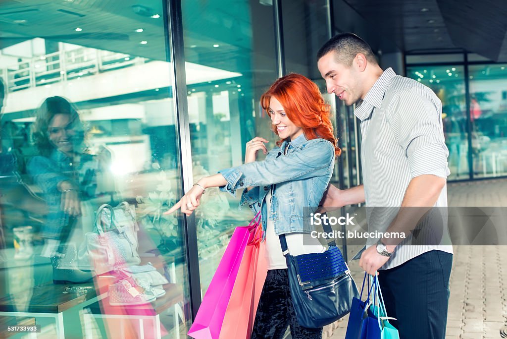 Pareja disfrutando de compras - Foto de stock de 20 a 29 años libre de derechos