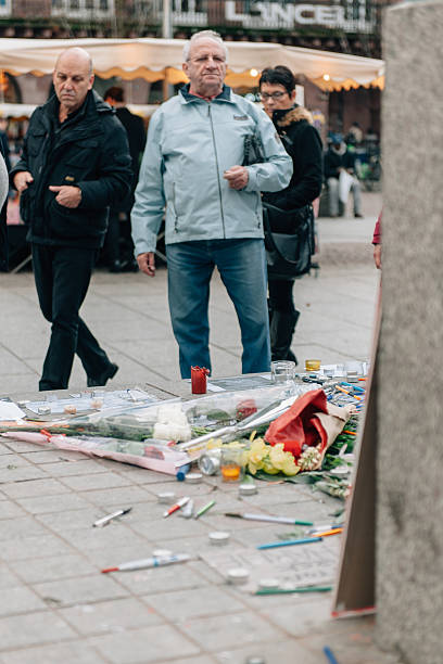 대용량 unity ��랠리 열리는 스트라스부르 뒤따라가기 최근 테러 a - memorial vigil people candle holding 뉴스 사진 이미지