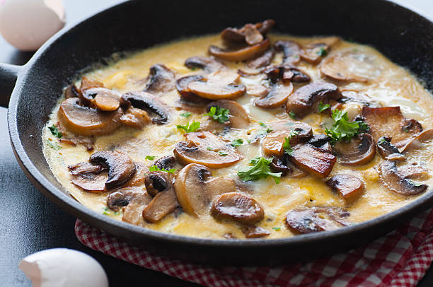 omelette con funghi - edible mushroom portion chopped freshness foto e immagini stock