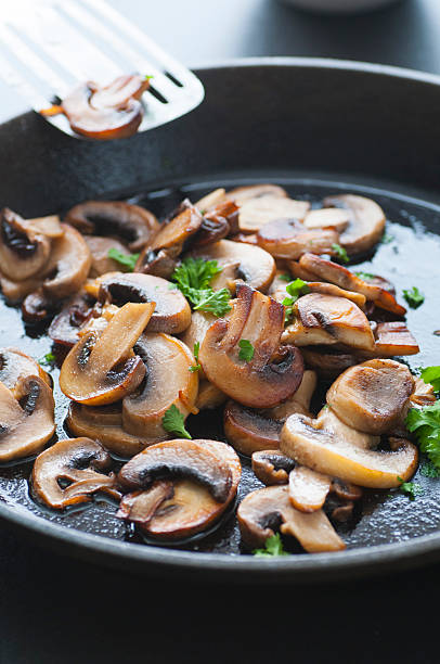 fritte con funghi burro - edible mushroom portion chopped freshness foto e immagini stock