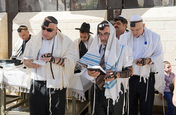 bar-mizwa-ritual an der klagemauer - talmud stock-fotos und bilder