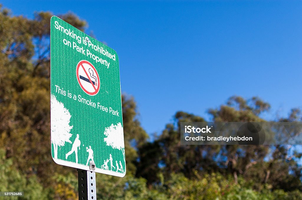 Placa de proibido fumar No parque com árvores e céu azul - Foto de stock de 2015 royalty-free