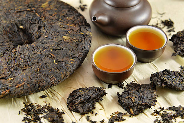 cinese pu-erh tè con due coppe e pot - drink brown herb heat foto e immagini stock