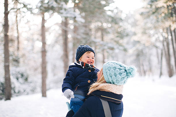 jeux d'hiver - mother baby child playing photos et images de collection