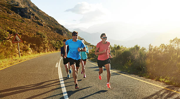 спортсмены понимали друг друга - road running стоковые фото и изображения