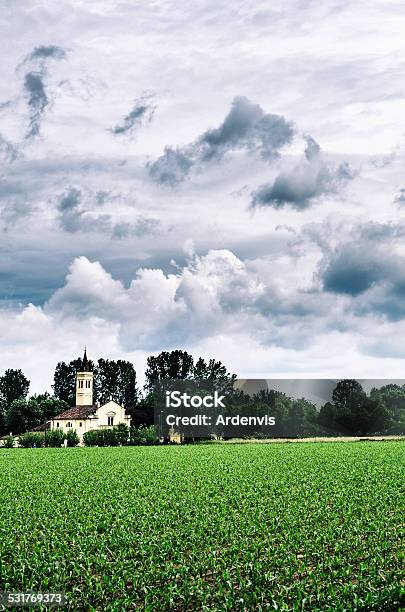 Cornfield Davanti A Una Chiesa Nel Cielo Nuvoloso - Fotografie stock e altre immagini di 2015 - 2015, A forma di croce, Agricoltura