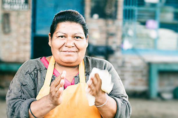 lady che tortillas messico - mexican pots foto e immagini stock