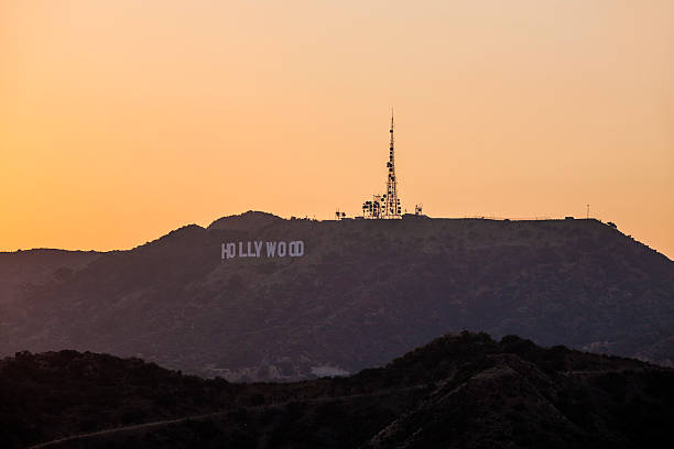 pôr do sol nas montanhas de hollywood - hollywood california skyline city of los angeles panoramic imagens e fotografias de stock
