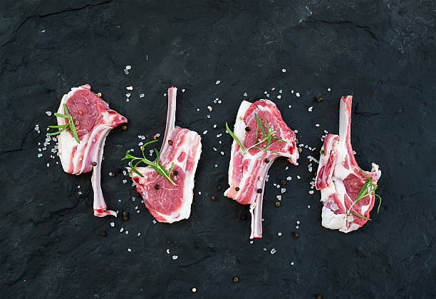 costillar de cordero con romero y las especias de las comidas más oscuro pizarra - veal rack fotografías e imágenes de stock