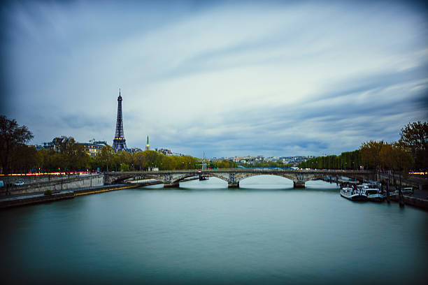 река сена в париже, франция. - paris france panoramic seine river bridge стоковые фото и изображения