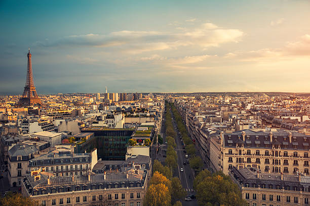 skyline von paris mit eiffelturm bei sonnenuntergang (paris) - paris france stock-fotos und bilder