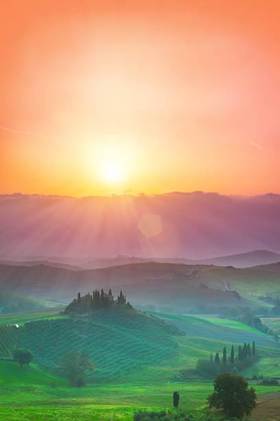 les collines de val d''orcia en toscane, italie au lever du soleil. - val dorcia photos et images de collection