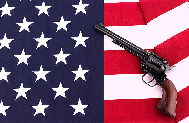 revólver en un bandera americana - second amendment fotografías e imágenes de stock